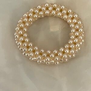 STRETCHY PEARL BRACELET